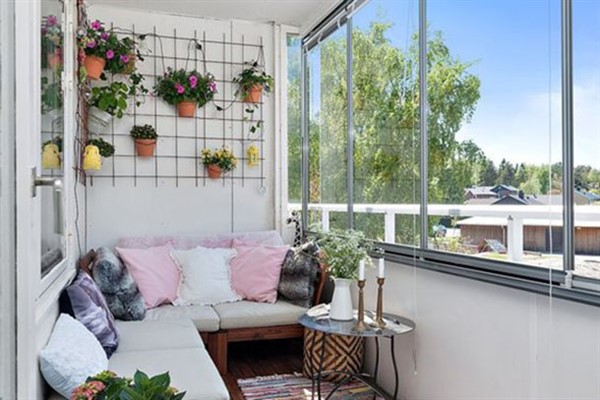 kucuk-cicekli-cam-balkon